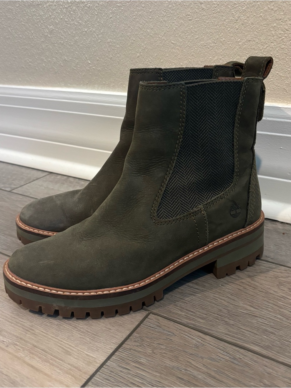 Timberland Womenโs Olive Green Chelsea Boots